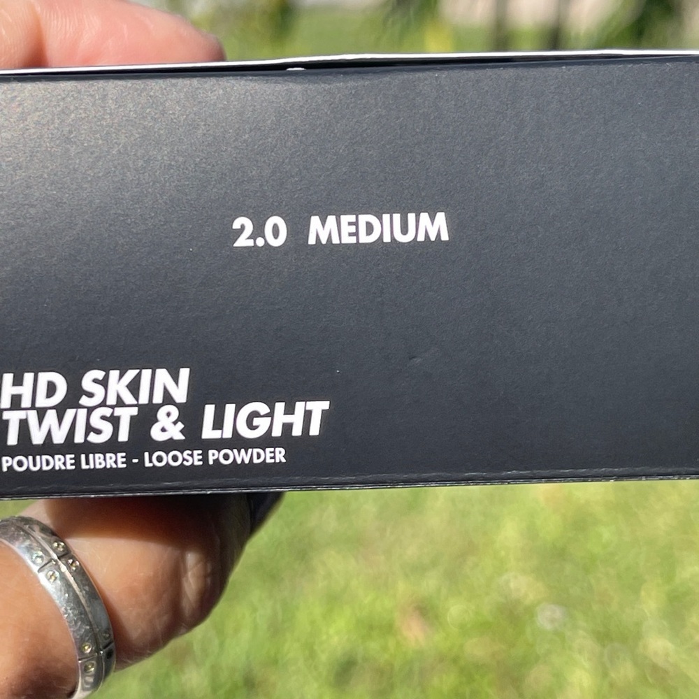 Make Up For Ever Twist & Light Finishing Powder In 2 Medium - Picture 3 of 7